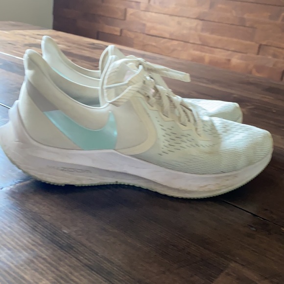 Nike shoes - Picture 3 of 3